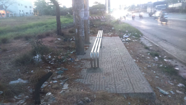 TP[-]HCM:[-]Rác[-]đầy[-]ở[-]các[-]trạm[-]chờ[-]xe[-]buýt